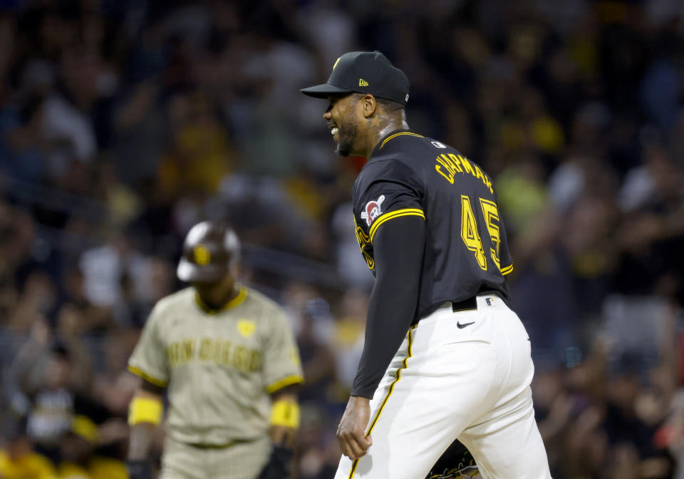 Aroldis Chapman tersenyum lebar setelah mengalahkan Manny Machado. (Justin K. Aller/Getty Images)