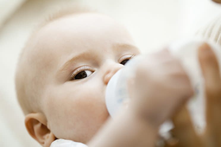 Viele Baby-Tees können den Kleinen auf Dauer ernsthafte Schäden zufügen. (Bild: Getty Images)