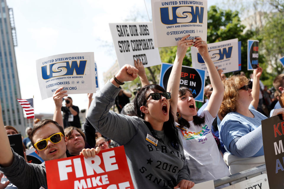 Supporters cheer as U.S. Democratic presidential candidate Bernie Sanders (I-VT) speaks at a rally hosted by the United Steel Workers and the AFL-CIO at the Statehouse in Indianapolis, Indiana, U.S., April 29, 2016.  REUTERS/Aaron P. Bernstein