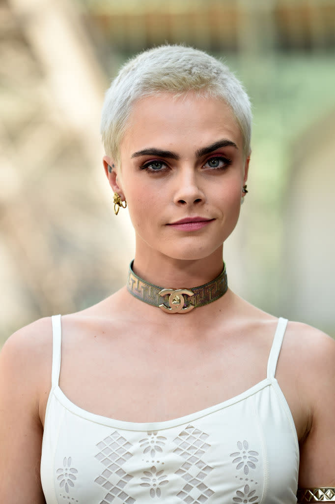 <p>Cara Delevingne s’est récemment exprimée à propos des problèmes de dépression dont elle souffrait lorsqu’elle était encore adolescente dans son premier livre <em>Mirror, Mirror</em>. Le mannequin reconverti en actrice a exploité ses propres expériences personnelles afin de révéler qu’elle se sentait « coupable » de souffrir de dépression malgré une enfance privilégiée. <em>[Photo : PA]</em> </p>