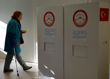 Turkish voters living in Germany wait to cast their ballots on the constitutional referendum at the Turkish consulate in Berlin, Germany, March 27, 2017. REUTERS/Fabrizio Bensch