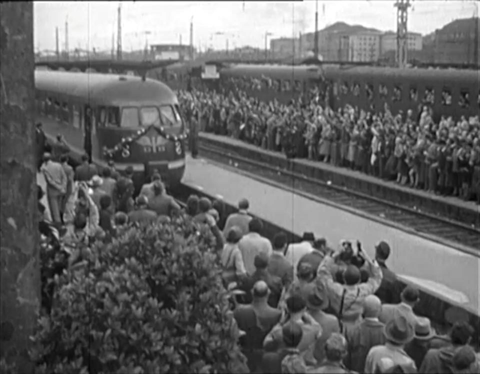 Nach dem "Wunder von Bern": Ankunft der Mannschaft in Deutschland nach dem WM-Titel 1954. Damals bekam der Begriff vom "Triumphzug" eine neue Bedeutung, denn Sepp Herbergers Weltmeister-Mannschaft reiste per Bahn durchs Land. (Bild: BROADVIEW / BR)