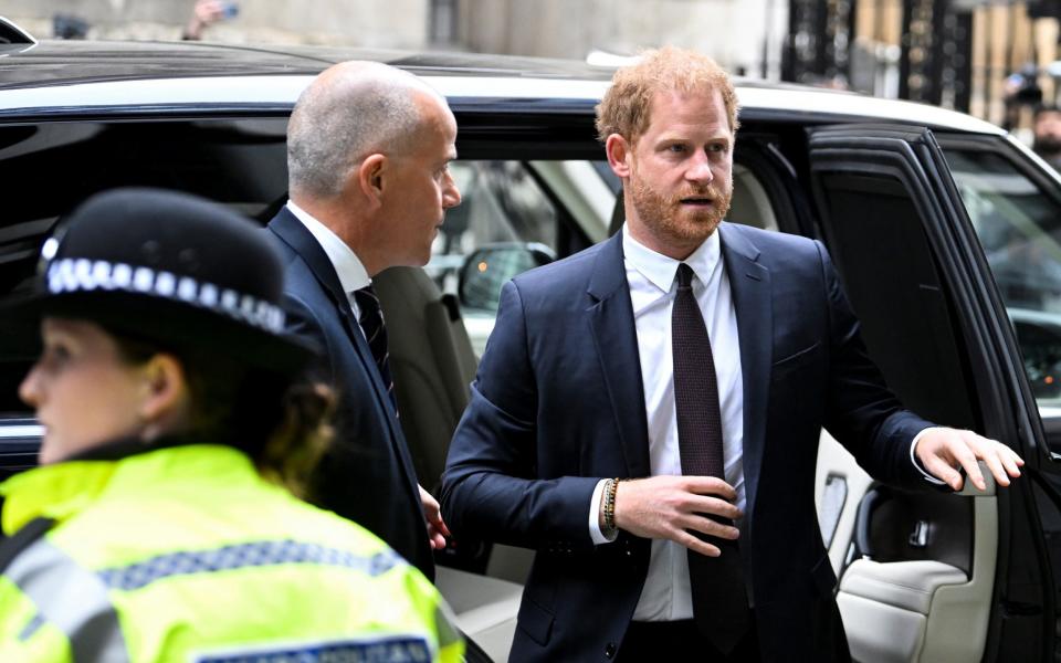 Harry arrives at High Court