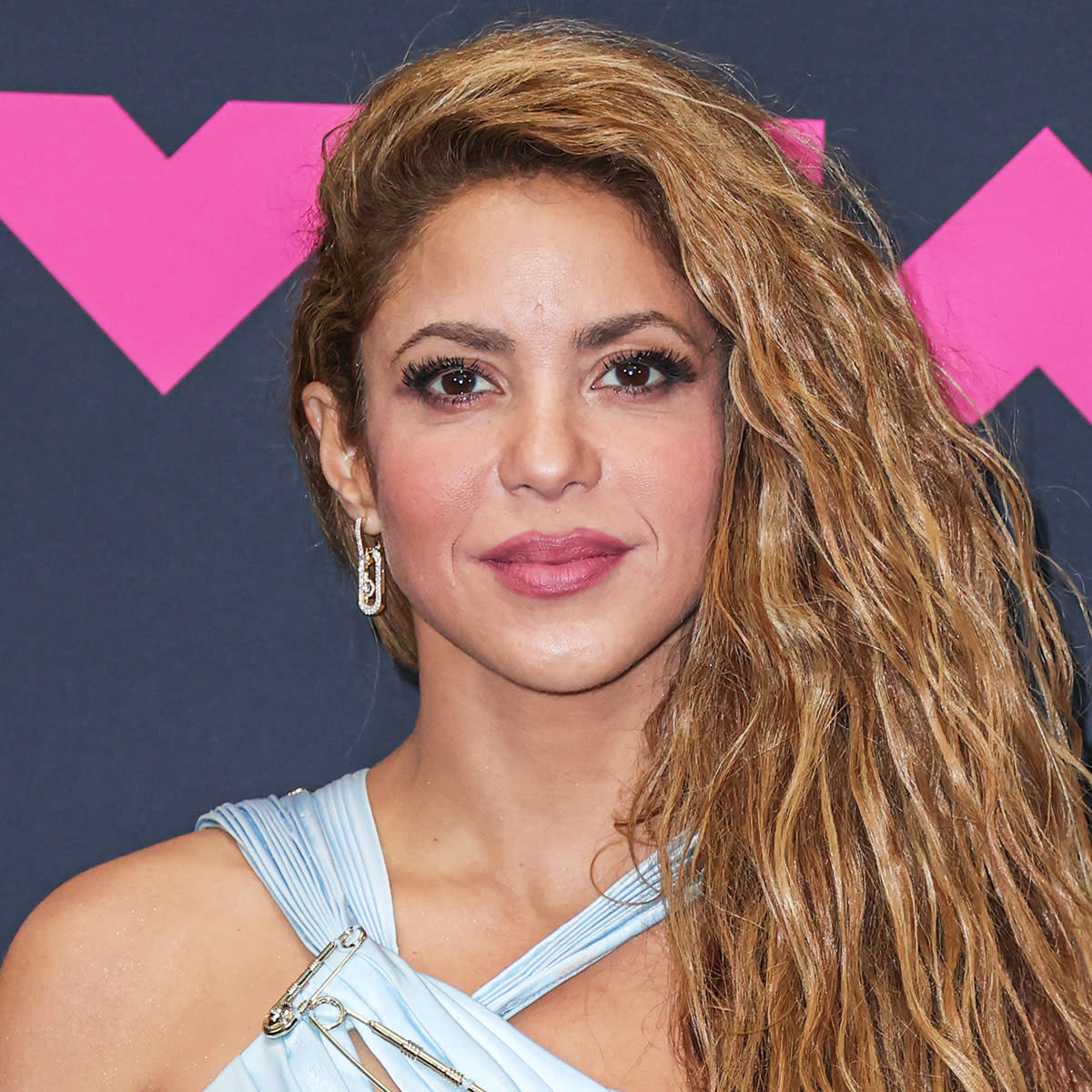 Shakira Wows Fans In A Blue Versace Gown As She Accepts MTV VMA