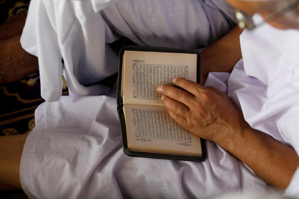 <p>A Muslim reads the Koran during Friday prayers at the Grand mosque ahead of the annual hajj pilgrimage, in Mecca, Saudi Arabia, Aug. 25, 2017. (Photo: Suhaib Salem/Reuters) </p>