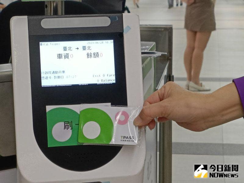 ▲行政院TPASS通勤月票7月開賣至今已熱銷超過97萬張，悠遊卡公司表示，國、高中及大專院校陸續開學，又將迎來另一波購買潮。（圖／記者許若茵攝）