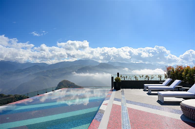 高空無邊際泳池坐擁360度零死角絕美山景。（圖／阿里山英迪格提供）