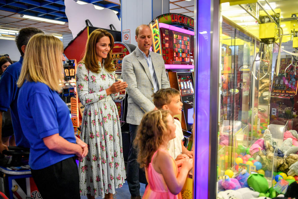 BARRY, WALES - AUGUST 05:  Prince William, Duke of Cambridge and Catherine, Duchess of Cambridge warch children play a grab a teddy game at Island Leisure Amusement Arcade, where Gavin and Stacey was filmed, during their visit to Barry Island, South Wales, to speak to local business owners about the impact of COVID-19 on the tourism sector on August 5, 2020 in Barry, Wales. (Photo by Ben Birchall - WPA Pool/Getty Images)