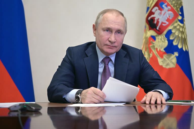 El presidente ruso Vladimir Putin en reunión de gabinete por video desde su residencia en Novo-Ogaryovo en las afueras de Moscú, el 24 de diciembre de 2021. (Alexei Nikolsky, Sputnik, Kremlin Pool Photo via AP)