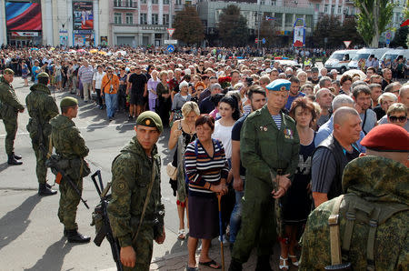 People wait in line to pay their last respects to Prime Minister of the self-proclaimed Donetsk People's Republic Alexander Zakharchenko in Donetsk, Ukraine, September 2, 2018. REUTERS/Alexander Ermochenko
