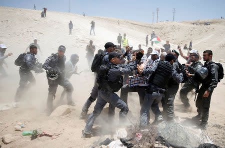 Israeli policemen scuffle with Palestinians in the Bedouin village of al-Khan al-Ahmar near Jericho in the occupied West Bank July 4, 2018. REUTERS/Mohamad Torokman