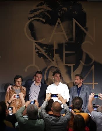 Director Bennett Miller (2ndR) poses with cast members Mark Ruffalo (L), Channing Tatum (2ndL) and Steve Carell (R) before a news conference for the film "Foxcatcher" in competition at the 67th Cannes Film Festival in Cannes May 19, 2014. REUTERS/Eric Gaillard