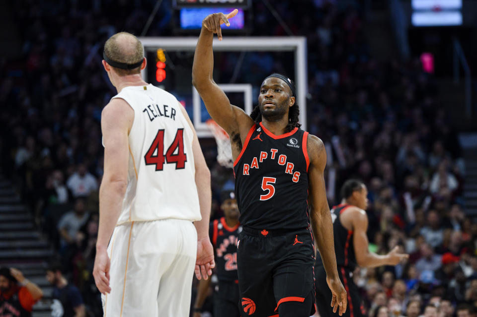 Precious Achiwa, de los Raptors de Toronto, festeja tras anotar ante el Heat de Miami durante el encuentro del martes 28 de marzo de 2023 (Christopher Katsarov/The Canadian Press via AP)