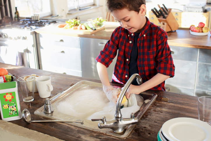 Colaborar en las tareas del hogar fomentaría la responsabilidad en los niños. – Foto: Emely/Getty Images