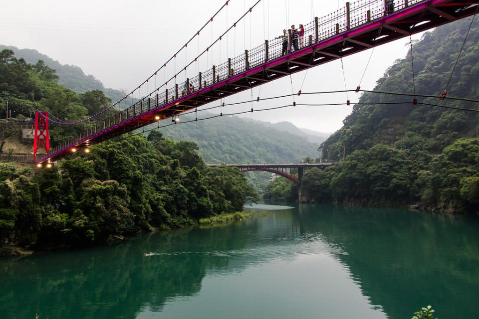 烏來吊橋(Photo Credit: Murphy Chen@Flickr, License: CC BY 2.0，圖片來源：https://www.flickr.com/photos/10739750@N08/14233888123)