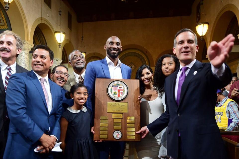 The Bryant family with Mayor Eric Garcetti | Frederic J. Brown/AFP via Getty