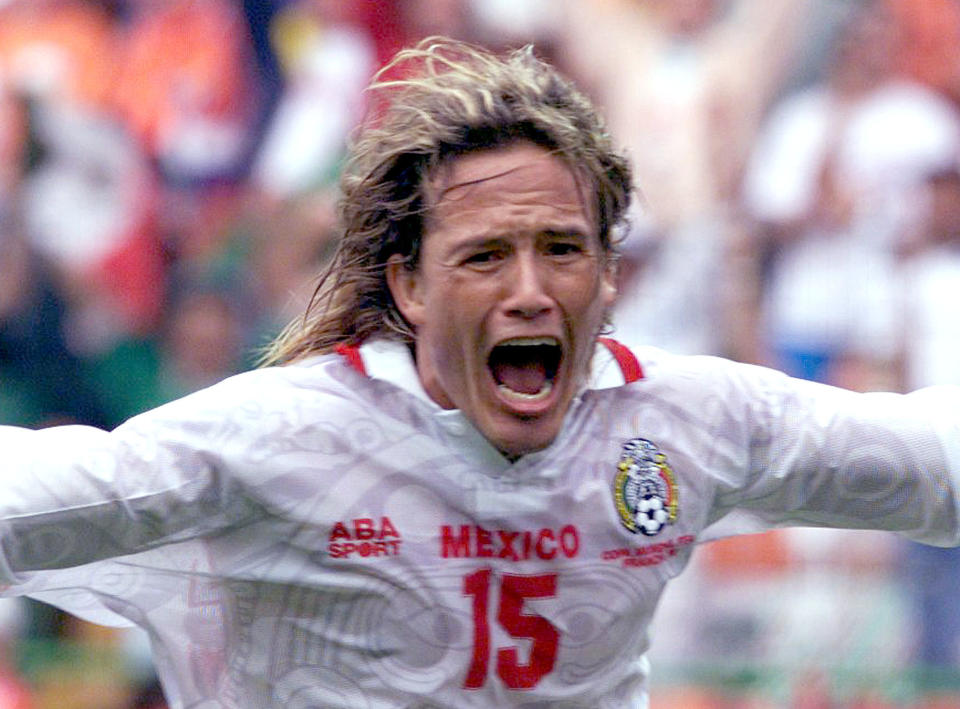 Luis Hernadez celebra un tanto que marcó en el Mundial de Francia 1998 (Foto de: Agencia Reuters) 