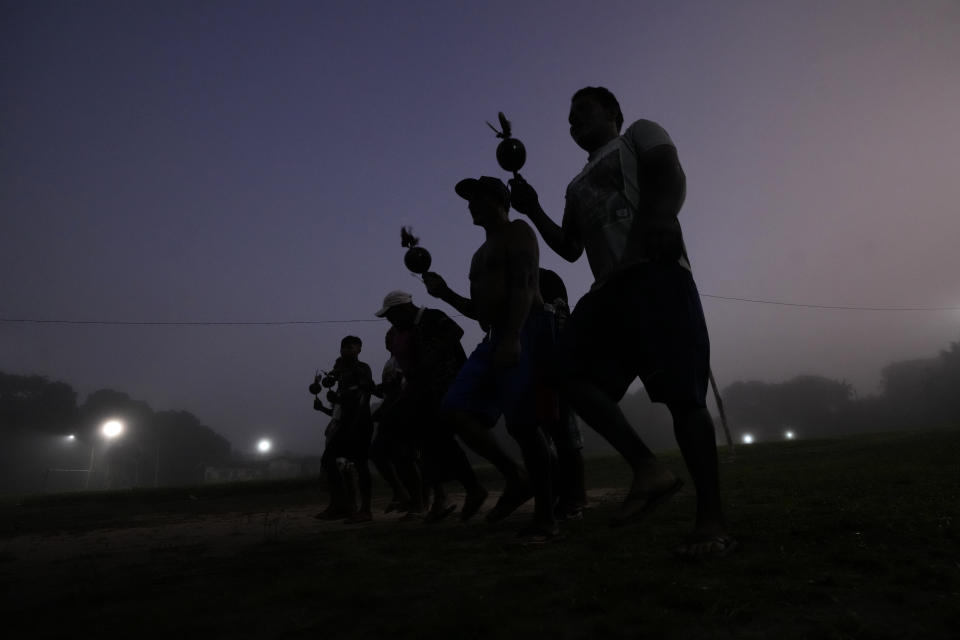 Hombres indígenas participan en el baile ritual del último día, el más simbólico, del rito de madurez Wyra'whaw, en el centro ritual Ramada, en la aldea Tenetehar Wa Tembe, en la tierra indígena Alto Río Guamá, en el estado de Pará, Brasil, el 11 de junio de 2023. (AP Foto/Eraldo Peres)