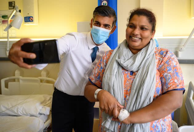 Sunak takes a selfie photograph with patient Sreeja Gopalan on the visit. (Photo: LEON NEAL via Getty Images)