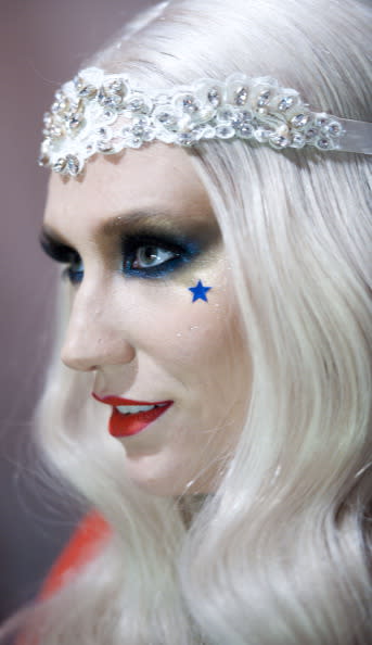 <i>Ke$ha, la Reina Blanca.</i> Tal vez la cantante se haya inspirado en la Reina Blanca de la última versión de Alicia en el país de las maravillas, creada por Tim Burton. Su disfraz (porque no hay otra forma de nombrarlo), ¿no es igual al de Anne Hathaway en esta película? Moraleja: un NO rotundo al cabello blanco y largo, sobre todo si tu piel es pálida y, además, estás tratando de enamorar a ese chico que te enloquece.