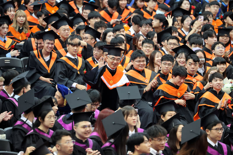 台大112學年度畢業典禮（1） 台灣大學25日舉行112學年度畢業典禮，校長陳文章 （中）進入典禮會場時，畢業生鼓掌歡迎。 中央社記者郭日曉攝  113年5月25日 