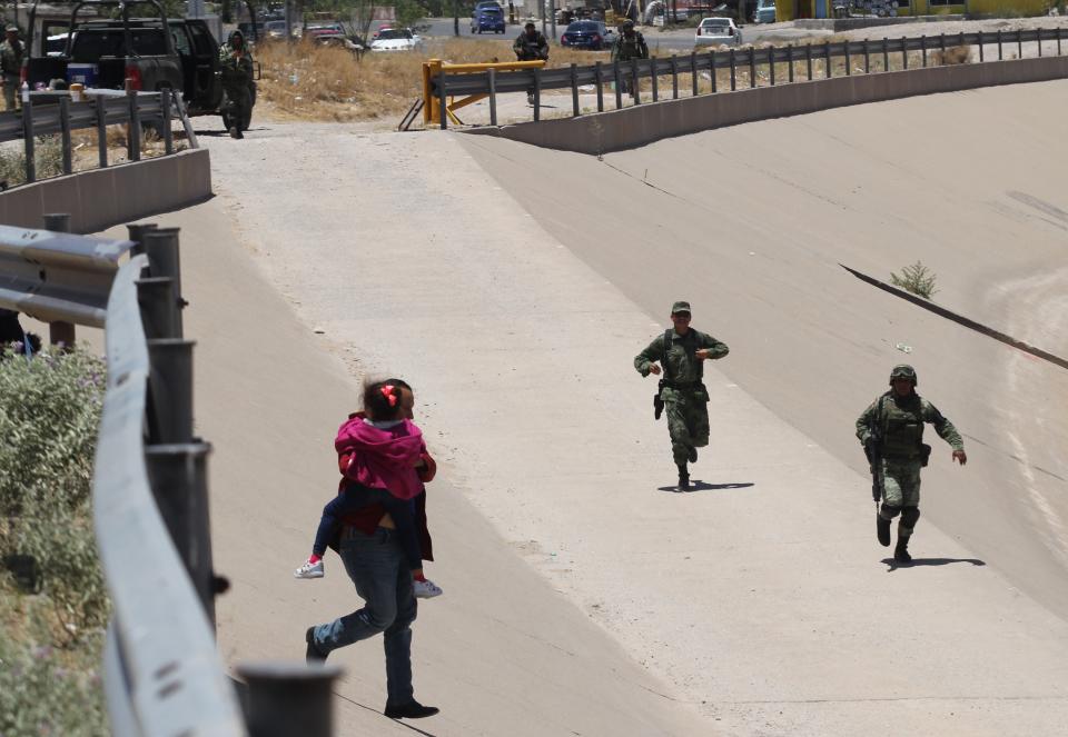 Elementos de la Guardia Nacional de México previenen el cruce de migrantes en el Río Bravo, en Ciudad Juárez, Chihuahua. Foto: HERIKA MARTINEZ / AFP/AFP/Getty Images)