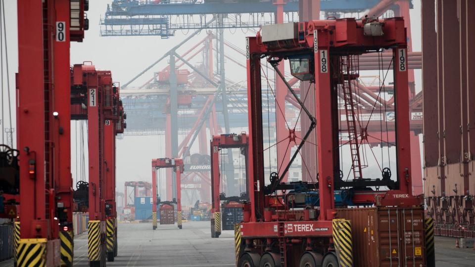 Be- und Entladung auf dem Terminal Eurokai im Hafen Hamburg: Außenhandelsexperten rechnen mit nahezu null Wachstum in diesem Jahr.