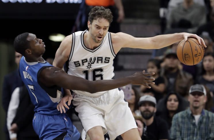 Pau Gasol uses his left hand, which he now cannot use. (AP)