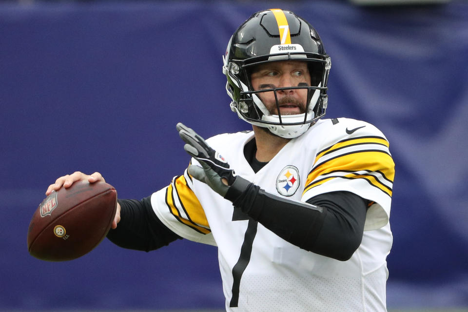 BALTIMORE, MARYLAND - NOVEMBER 01: Quarterback Ben Roethlisberger #7 of the Pittsburgh Steelers looks to pass the ball against the Baltimore Ravens at M&T Bank Stadium on November 01, 2020 in Baltimore, Maryland. (Photo by Patrick Smith/Getty Images)