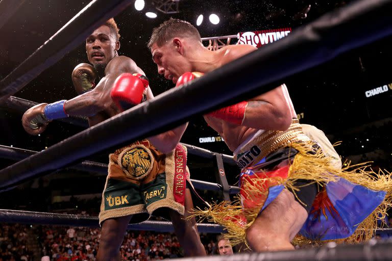 Sólo en dos rounds Jermell Charlo pudo poner en problemas a Brian Castaño: fue en el 2° y en el 10°, pero no le dieron ganada la pelea al argentino