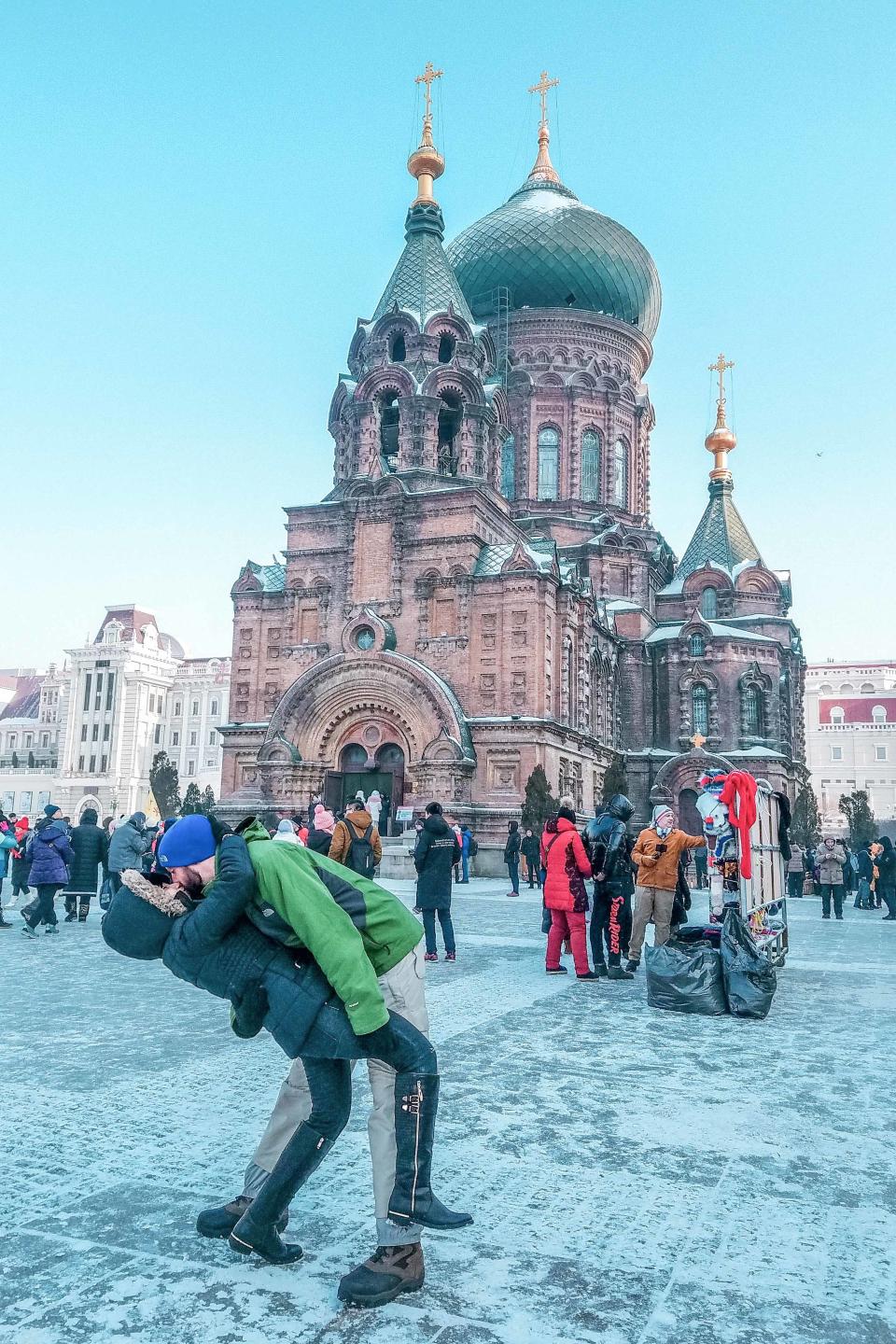 Couple capture their global dip-kisses at landmark locations