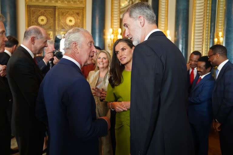 El Rey Carlos III de Gran Bretaña habla con el Rey Felipe VI de España y la Reina Letizia de España