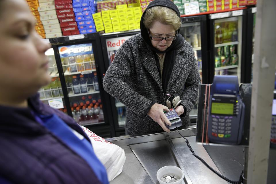 Millones de personas de bajos recursos en Estados Unidos, entre ellas familias con niños y personas de la tercera edad, dependen para su alimentación de los recursos económicos que reciben del programa público SNAP, dinero que pueden usar para comprar alimentos en tiendas. (Archivo Yahoo)