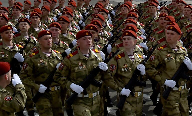 Militares rusos marchan el día de la independencia del país