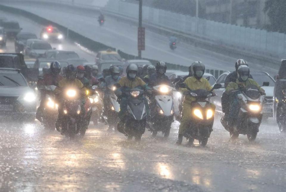 大雷雨熱區出爐，氣象局表示，未來一周仍受太平洋高壓影響，午後有局部雷陣雨。(劉宗龍攝)