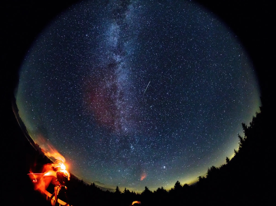 Ein Meteorit zieht während des Perseiden-Meteoritenschauers in Spruce Knob, West Virginia in den USA, über den Himmel. - Copyright: NASA/Bill Ingalls