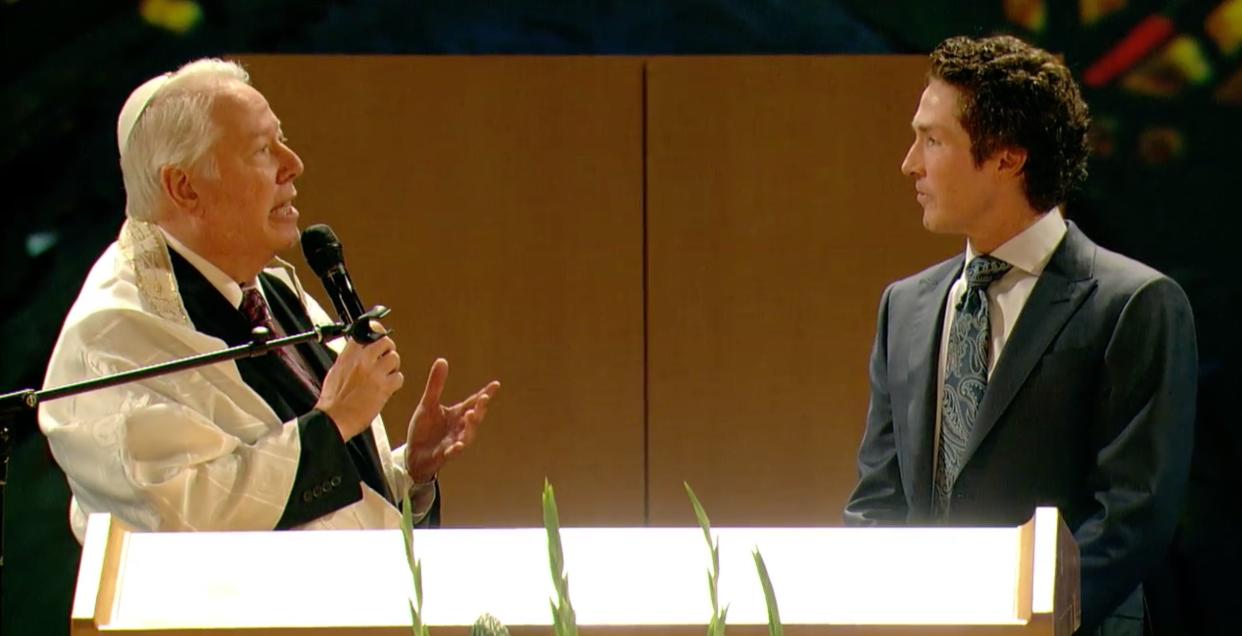 David Rosen, Congregation Beth Yeshurun&rsquo;s senior rabbi, speaks with Pastor Joel Osteen of Lakewood Church at a Rosh Hashanah service. (Photo: <a href="https://bethyeshurun.org/" target="_blank">Beth Yeshurun Live Stream</a>)