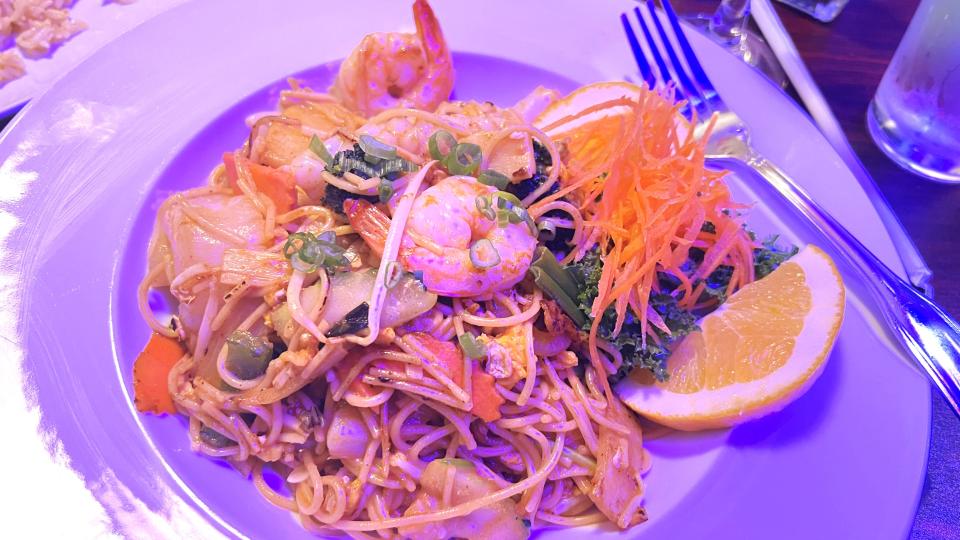 At Zakura Sushi & Thai Restaurant in Port St. Lucie, the spicy lo mein was chock-full of stir-fried shrimp, scallops and squid with defining umami flavors.