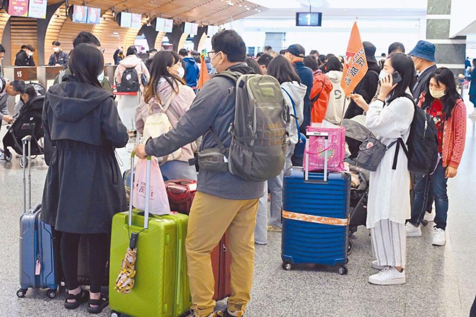 好不容易從疫情三級封鎖解除後逐漸復甦的旅遊業，恐將因赴陸禁團令再次迎來嚴冬。（示意圖／本報系資料照）