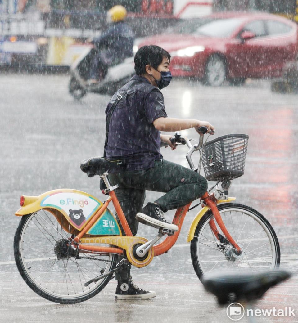 中央氣象局發布大雷雨即時訊息（資料照）。   圖：張良一/攝