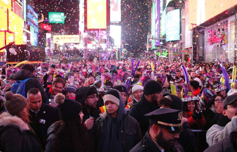 People crowd at Times Square during the New Year's Eve celebrations. Niyi Fote/TheNEWS2 via ZUMA Press Wire/dpa