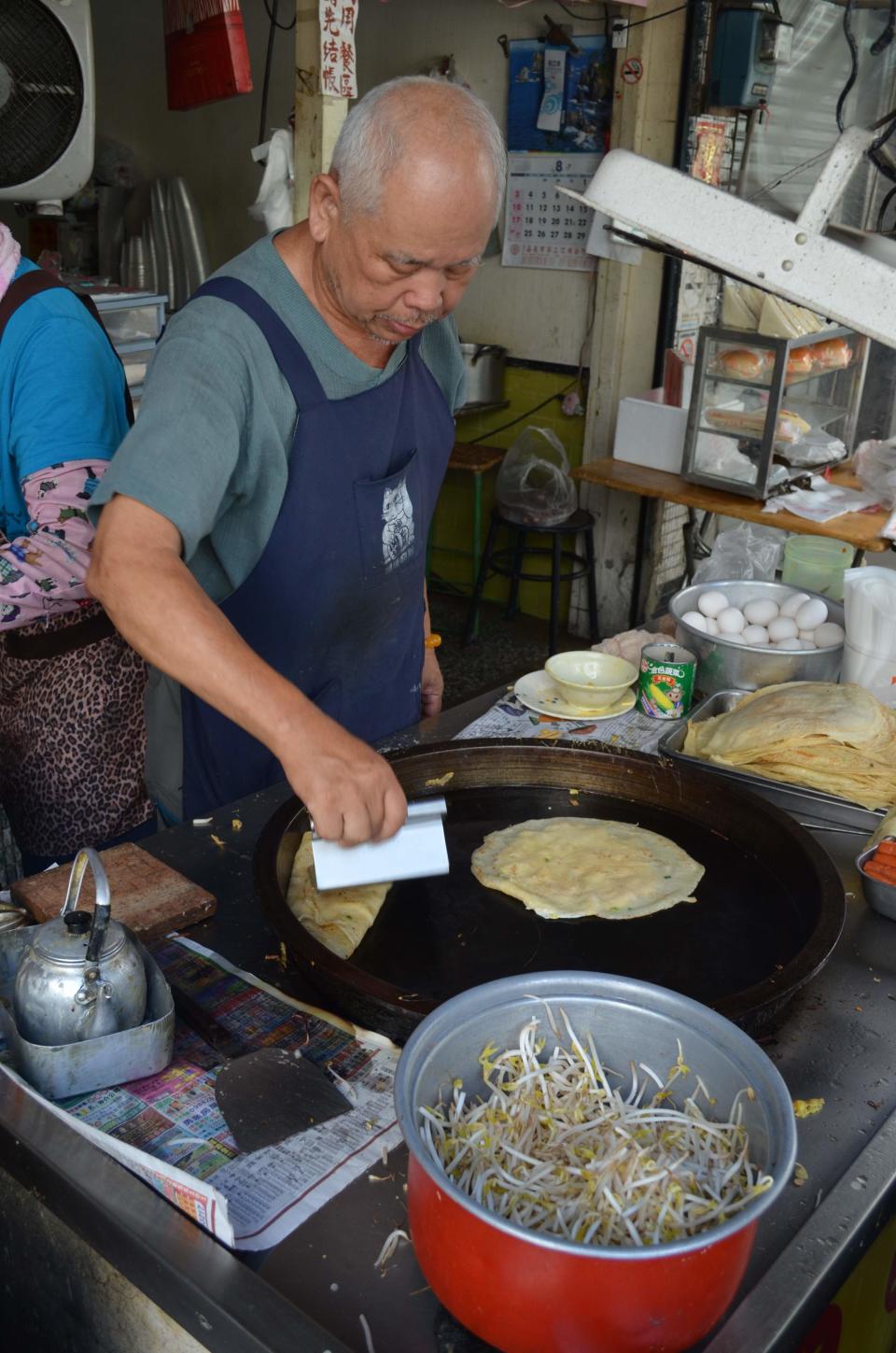 鹿港施阿伯憑著小時候的記憶，重拾傳統美食。圖：蔡坤龍/攝