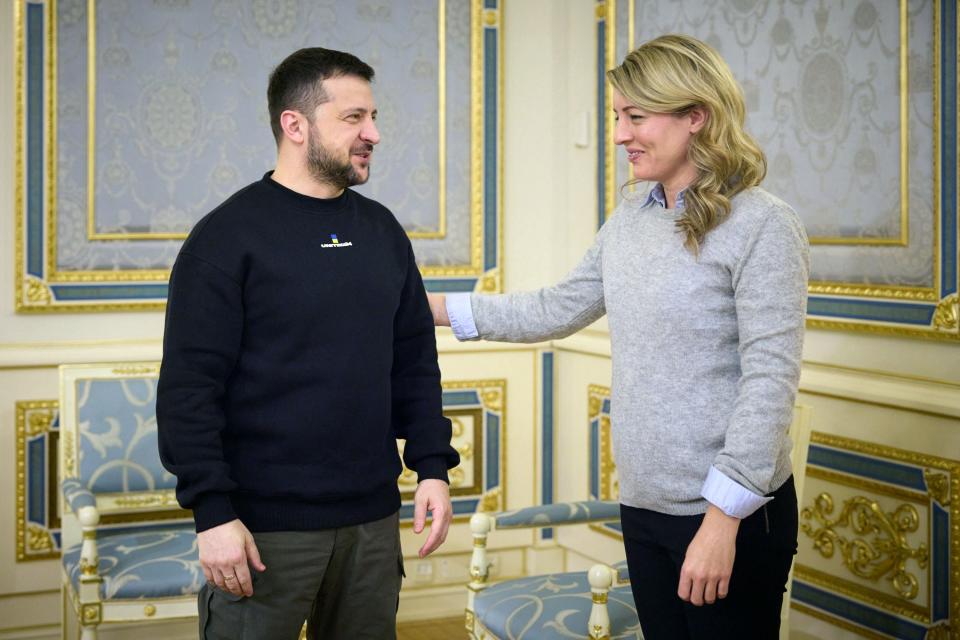 Ukrainian President Volodymyr Zelensky (L) welcoming Canada’s Foreign Minister Melanie Joly prior to their meeting in Kyiv (UKRAINIAN PRESIDENTIAL PRESS SER)