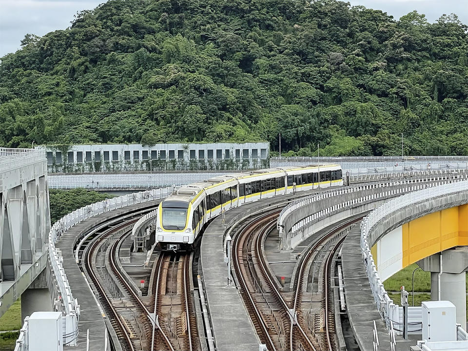 花蓮強震造成中和高架路段位移，讓新北捷運環狀線暫時停擺。（圖：新北捷運官網）