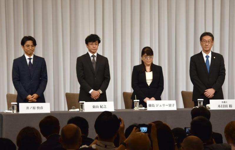 東山紀之（左二）、藤島茱莉景子（右二）、井之原快彥（左一）還有律師出席「傑尼斯」的重大記者會，目前聲明不會改名。（翻攝網路）