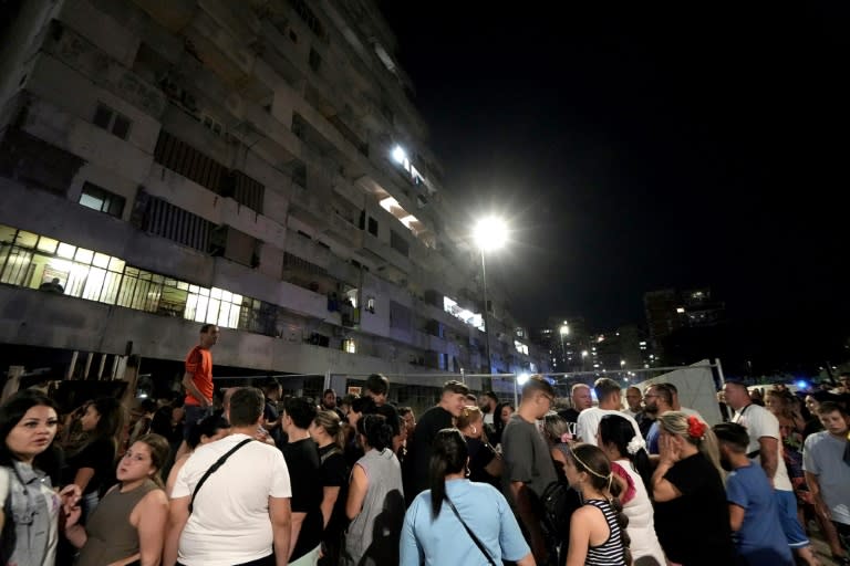 Unos vecinos evacuados de sus apartamentos tras el derrumbe de un balcón en el edificio Las Velas de la localidad de Scampia, cerca de la ciudad italiana de Nápoles, el 23 de julio de 2024 (Filippo Monteforte)