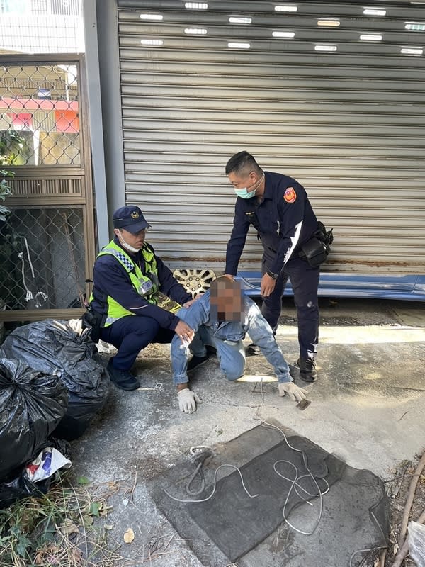 高雄男闖空屋拆鐵窗  落網辯稱順手撿東西 高雄江姓男子日前聽見隔壁廢棄空屋有可疑聲響疑遭 竊，警方當場將正在拆拔鐵窗鋁材的黃姓男子逮捕， 還發現手推車有已拆卸鐵材，黃男則辯稱順手來撿東 西，依竊盜罪送辦。 （高雄市鳳山警分局提供） 中央社記者洪學廣傳真  113年2月29日 