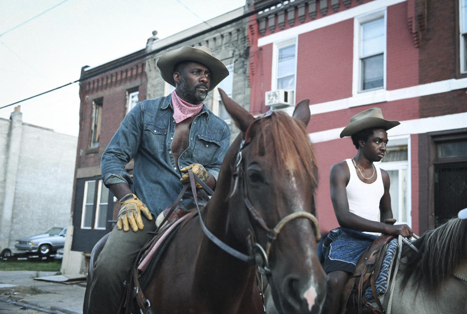 Esta imagen proporcionada por Netflix Idris Elba, izquierda, y Caleb McLaughlin en una escena de la película "Concrete Cowboy" que se estrena el 2 de abril en Netflix. (Netflix via AP)