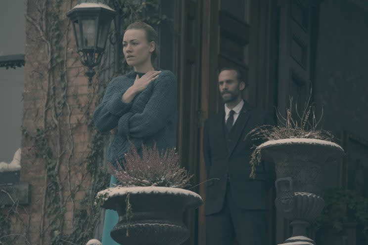 Strahovski and Fiennes (Photo: Courtesy of Hulu)