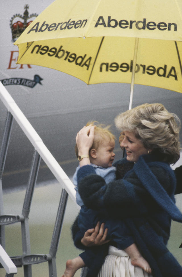La princesa Diana habla con niños sin hogar en el Centro Familiar Urbano.  Asentamiento de Henry St. Nueva York. EE.UU. 2 de febrero de 1989  Fotografía de stock - Alamy